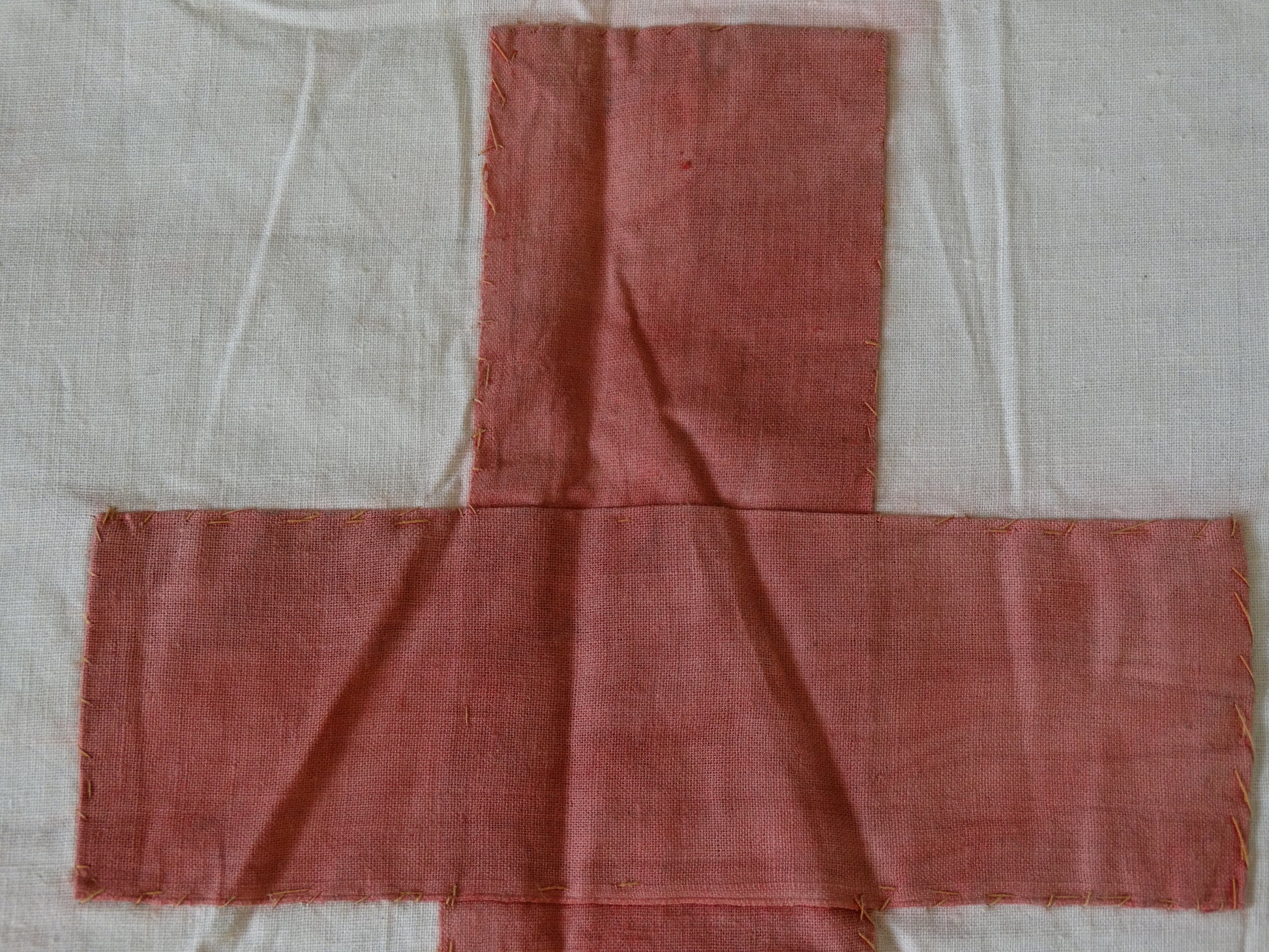 Drapeau France Libre tricolore – Croix de Lorraine cousue 195×135 cm .
Zoom croix de lorraine coté verso.