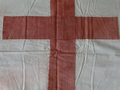 Drapeau France Libre tricolore – Croix de Lorraine cousue 195×135 cm .
Zoom croix de lorraine coté verso, coutures.