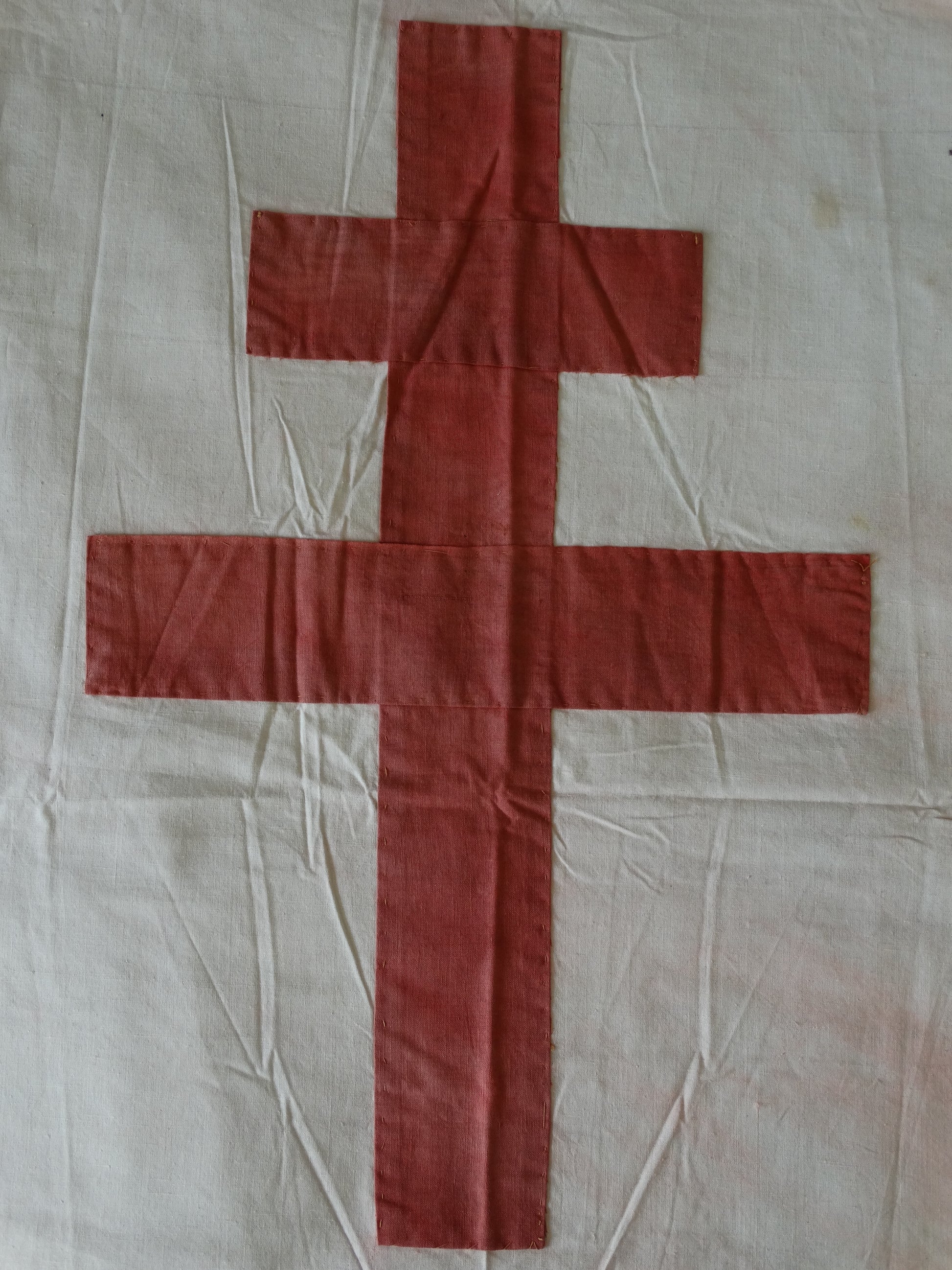 Drapeau France Libre tricolore – Croix de Lorraine cousue 195×135 cm . Zoom croix de lorraine coté recto.