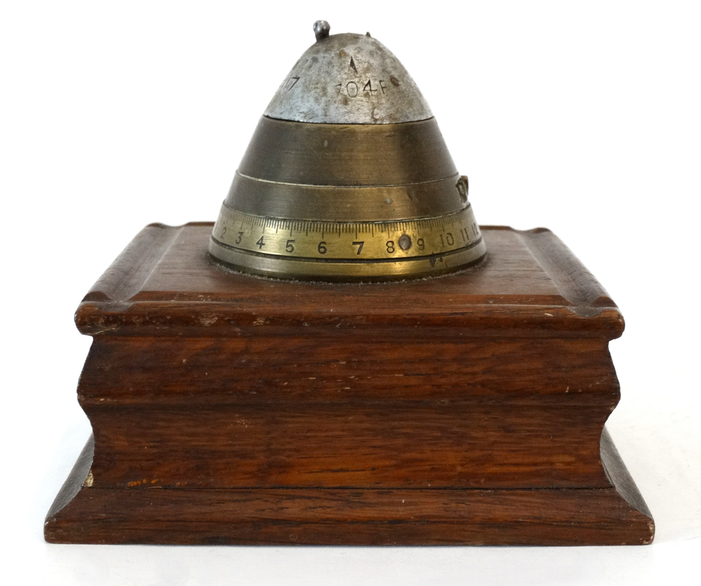 Encrier Trench Art WW1 – Fusée 75mm Modèle 1899/1915 Datée 1917.
Vue de face.