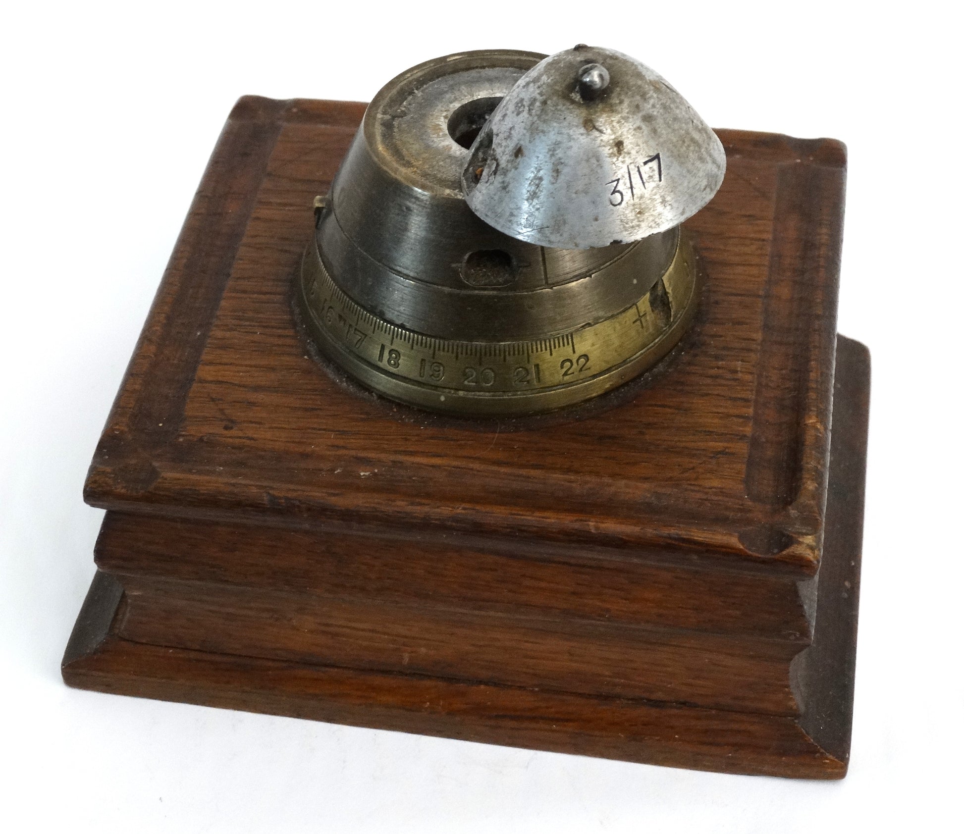 Encrier Trench Art WW1 – Fusée 75mm Modèle 1899/1915 Datée 1917.
Vue du dessus 3/4 ouvert.