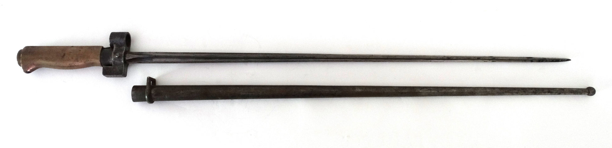 Épée-Baïonnette Lebel Modèle 1886/15 « Rosalie » - Première Guerre Mondiale.
Vue intégrale coté droit hors fourreau.