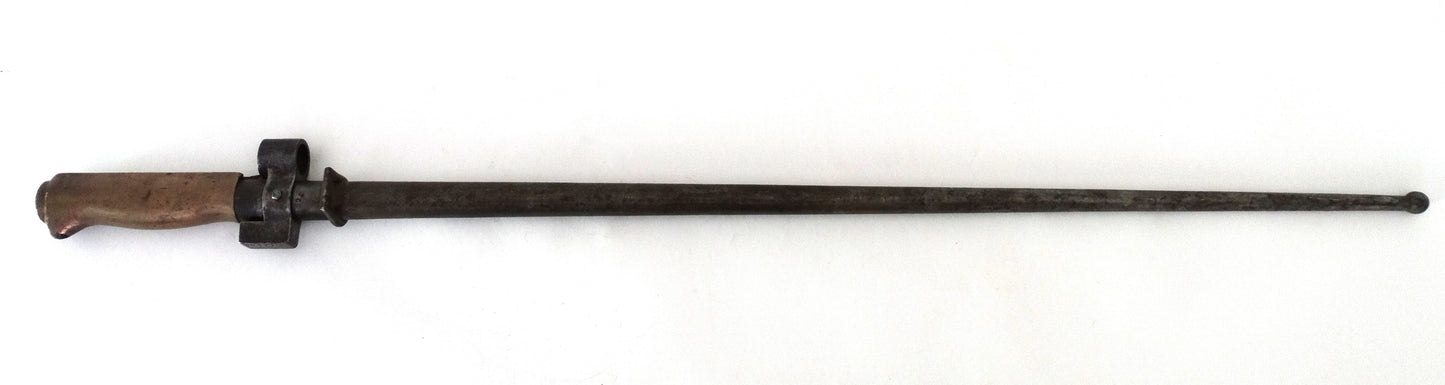 Épée-Baïonnette Lebel Modèle 1886/15 « Rosalie » - Première Guerre Mondiale.
Vue intégrale dans son fourreau.