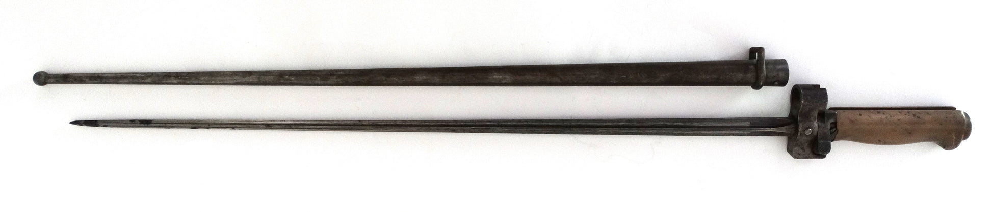 Épée-Baïonnette Lebel Modèle 1886/15 « Rosalie » - Première Guerre Mondiale.
Vue intégrale coté gauche hors fourreau.
