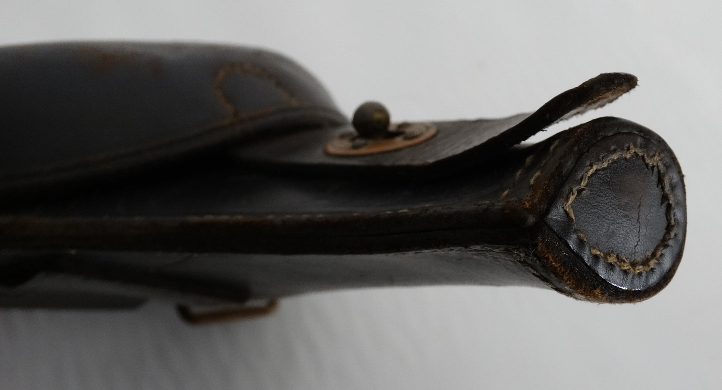 Étui “Jambon” Modèle 1909 pour Revolver MAS 1892 – Militaria Français Authentique. Zoom sur dessous de l'étui.