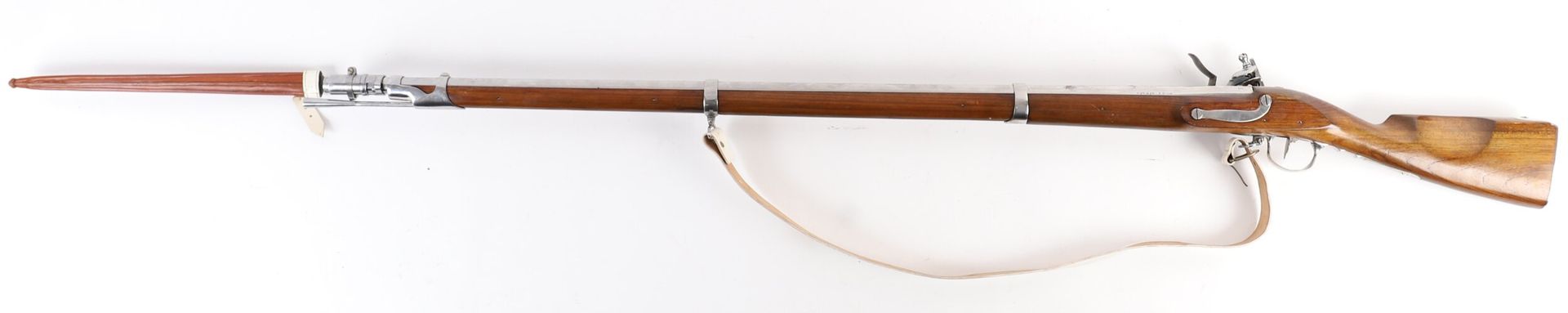 Fusil charleville Modèle 1777 corrigé An IX – Réplique avec trou pour joue.
Avec sa sangle, sa baïonnette et son couvre baïonnette.