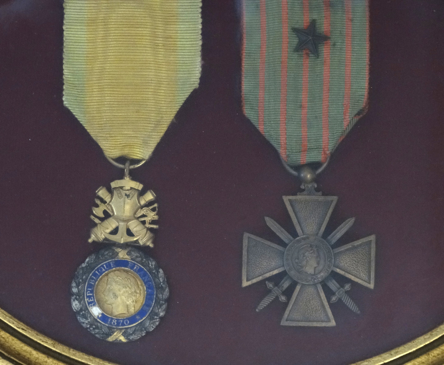 Zoom sur 2 Médailles militaire - Croix de guerre WWI et 1870.