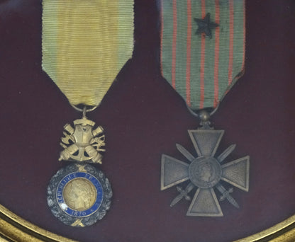 Zoom sur 2 Médailles militaire - Croix de guerre WWI et 1870.