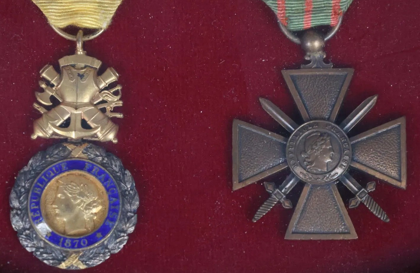 Zoom sur 2 Médailles militaire - Croix de guerre WWI et 1870.