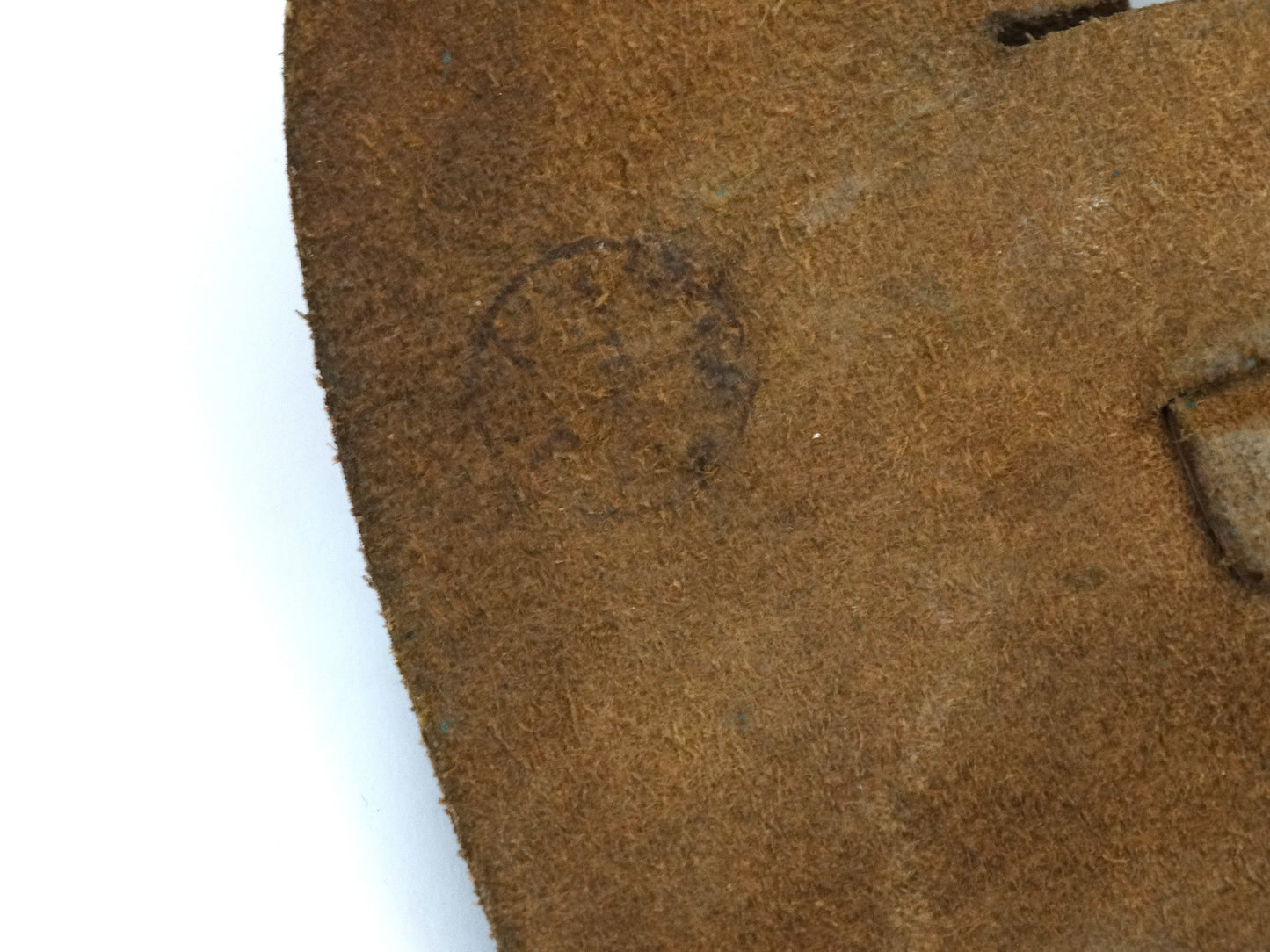 FRANCE – Holster MAC 50 1er type. Zoom sur l'un des 2 tampons.