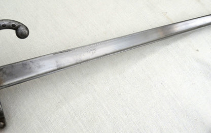 Fabrication_autrichienne_Baionnette_Gras_modele_1874_Usine_de_STEYR_1879. Lame coté gauche avec bout de quillon et ses poinçons.