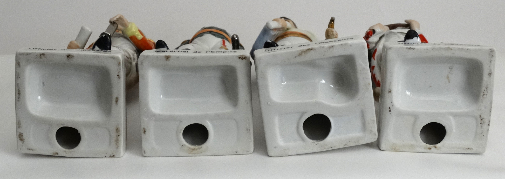 Figurines Empire – Faïence fine de Desvres – 22 cm – Années 1960. Vue intégrale du dessous.