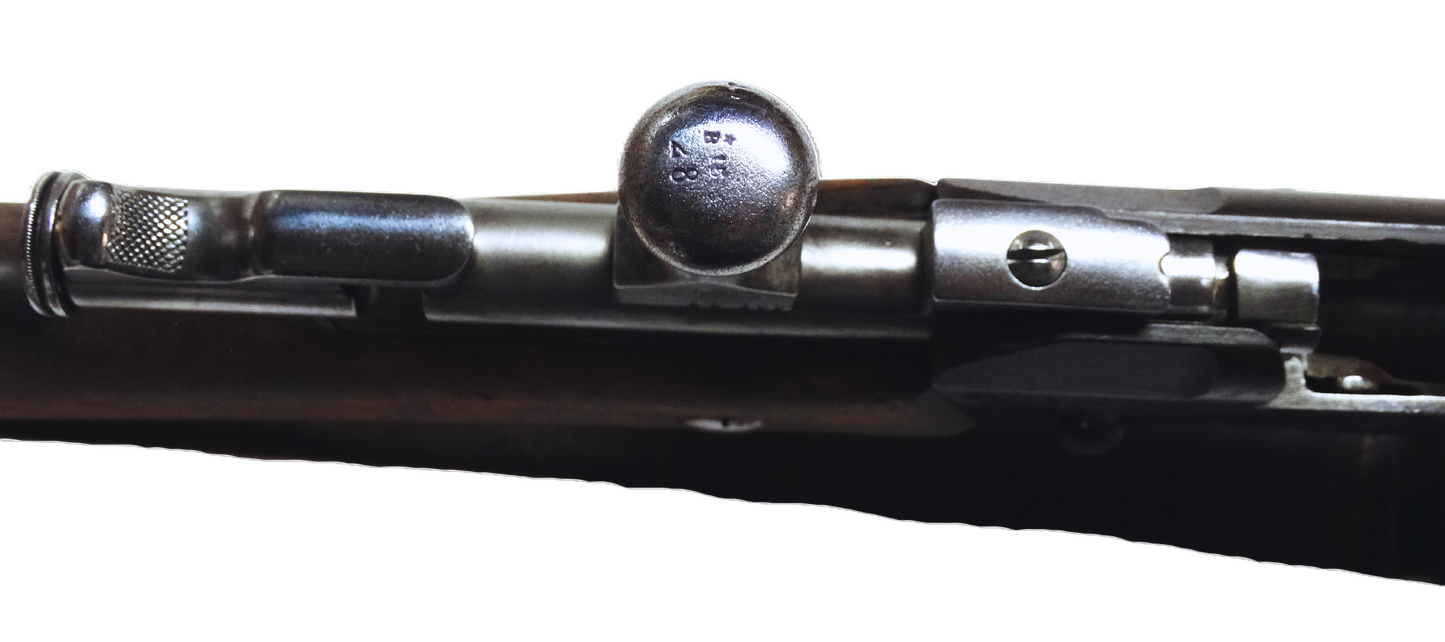 Fusil Lebel Modèle 1886-93 – Calibre d’origine 8×51 R – Manufacture de Tulle (1920).
Vue du dessus de la culasse ouverte avec numéro de série.