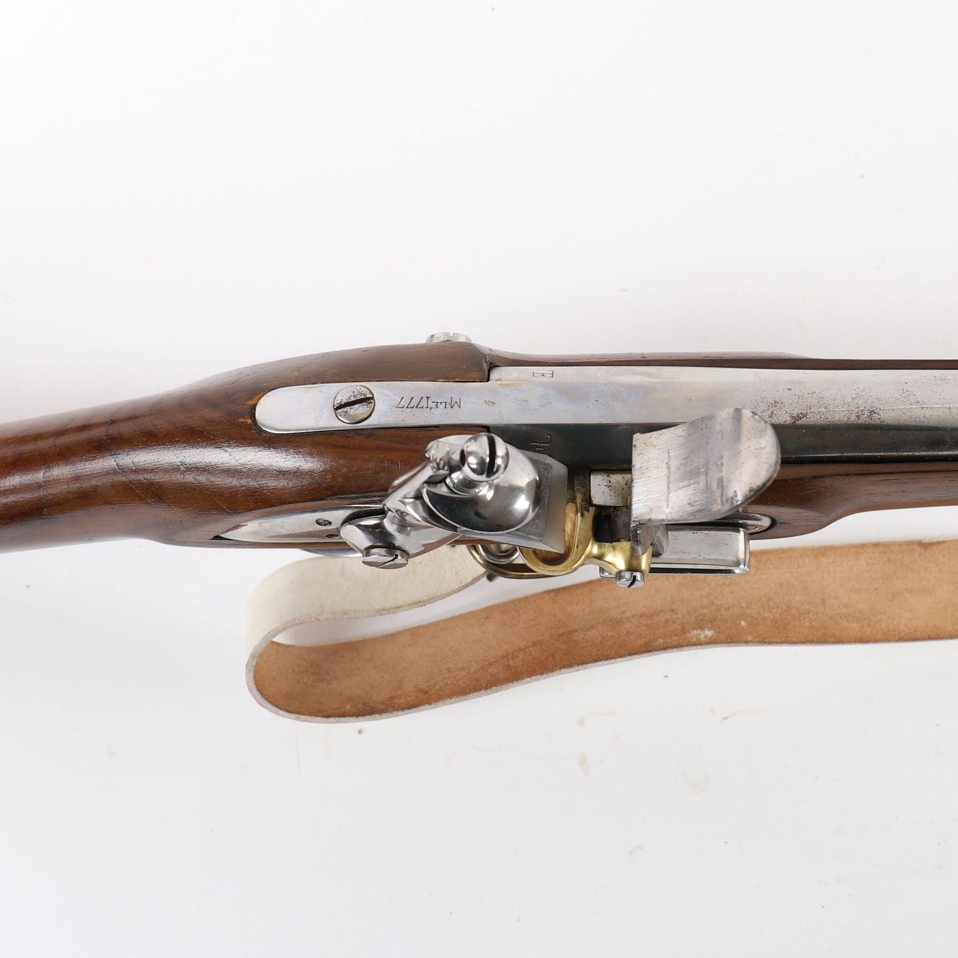 Fusil Modèle 1777 corrigé An IX – Réplique Historique.
Platine vue de haut et marquage.