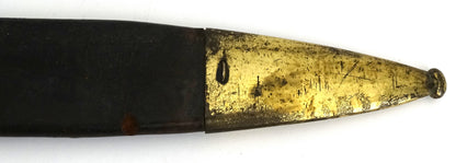 Glaive d’infanterie modèle 1831 – Arme de collection française authentique.
Zoom sur pointe en laiton du fourreau verso.
