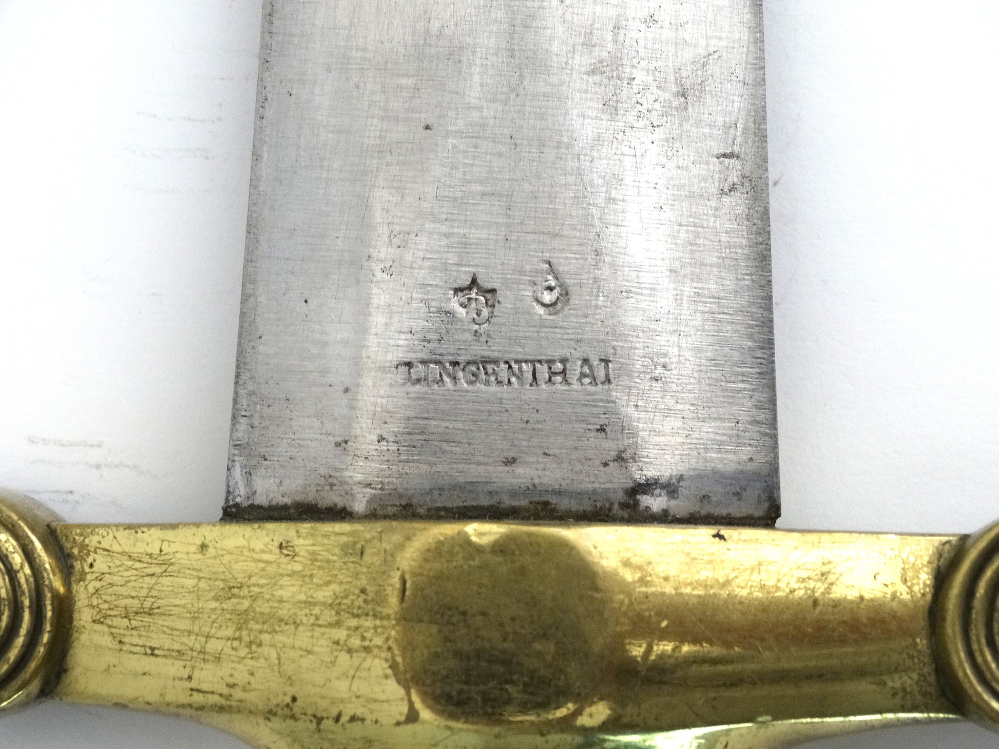 Glaive d’infanterie modèle 1831 – Arme de collection française authentique.
Zoom sur marquage de lame 'Klingenthal et poinçons de contrôleurs'