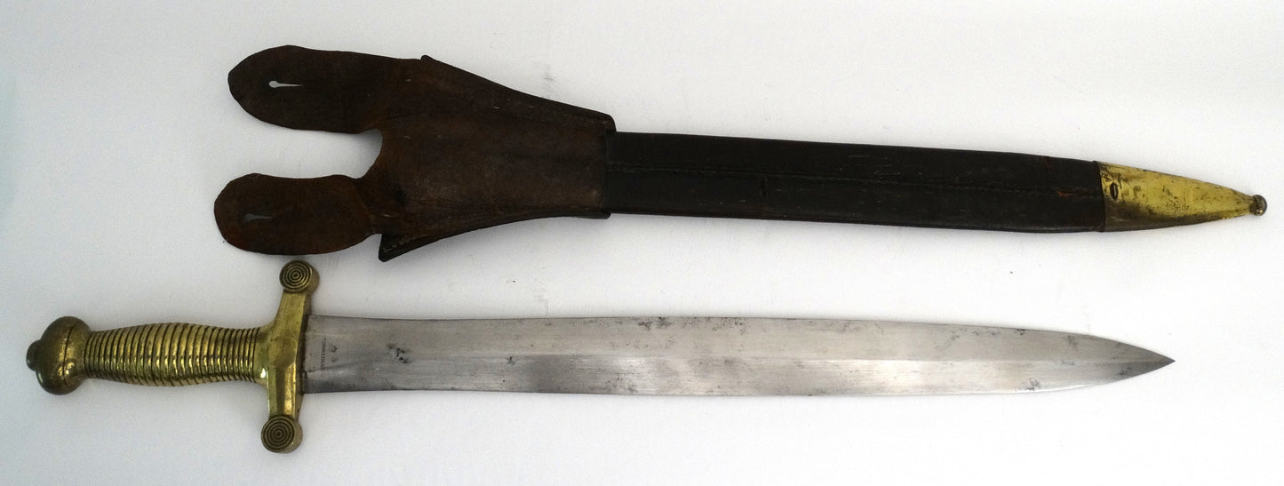 Glaive d’infanterie modèle 1831 – Arme de collection française authentique.
Vue intégrale glaive et son fourreau.