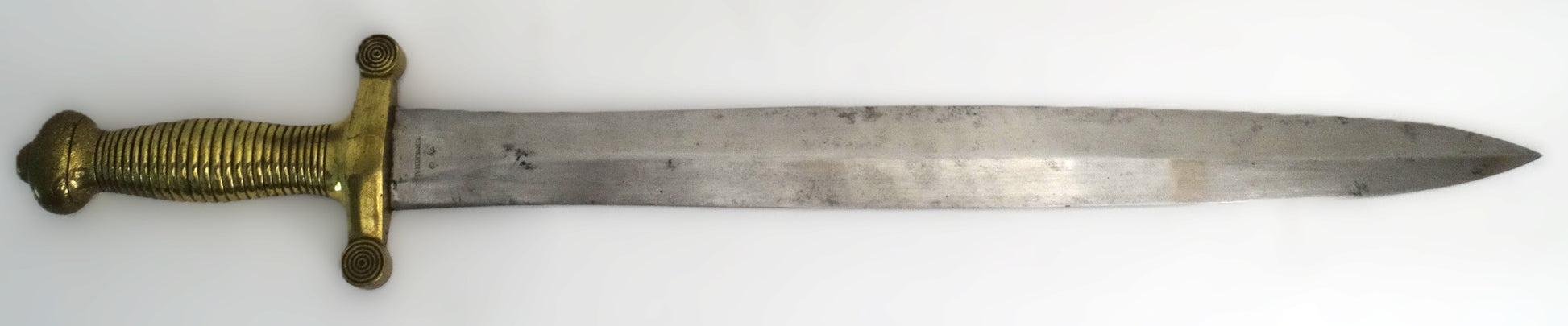 Glaive d’infanterie modèle 1831 – Arme de collection française authentique.
Vue intégrale glaive et marquage Klingenthal.