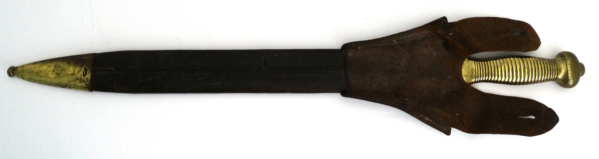 Glaive d’infanterie modèle 1831 – Arme de collection française authentique.
Vue intégrale glaive et son fourreau. Verso.