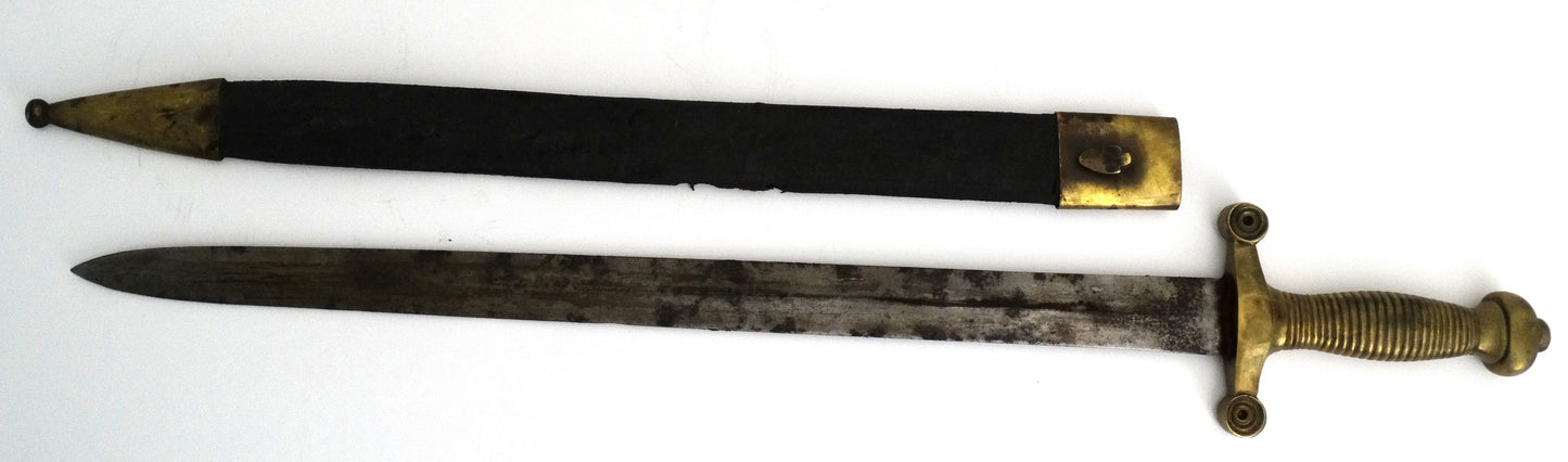 Glaive pompier modèle 1831 avec fourreau. Vue intégrale coté gauche avec fourreau a coté.