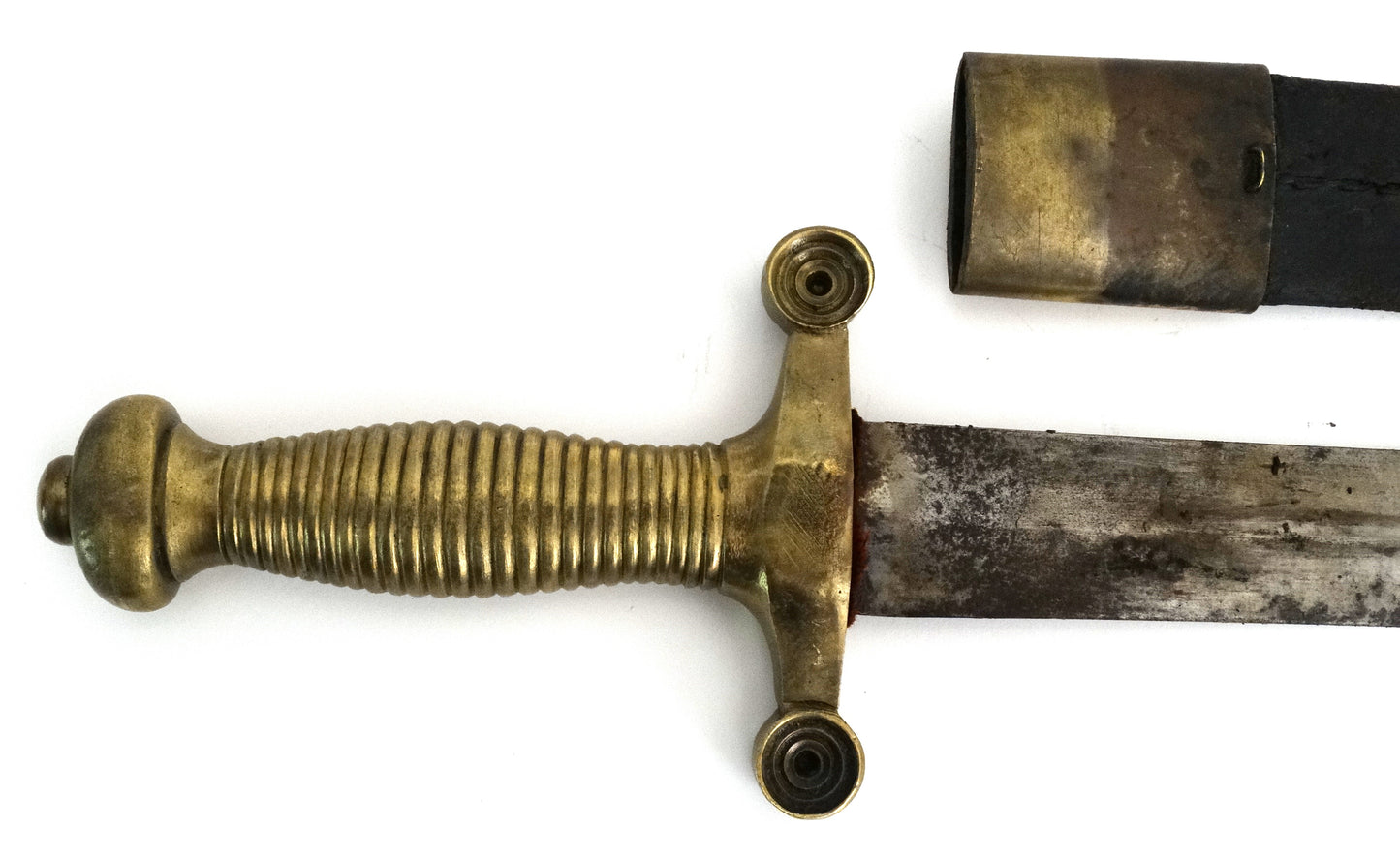 Glaive pompier modèle 1831 avec fourreau. Zoom sur manche laiton coté droit.