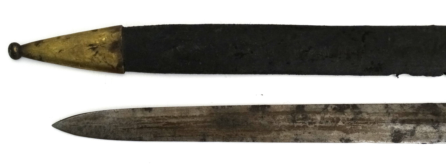 Glaive pompier modèle 1831 avec fourreau. Zoom sur pointe de lame et corps de fourreau coté gauche.