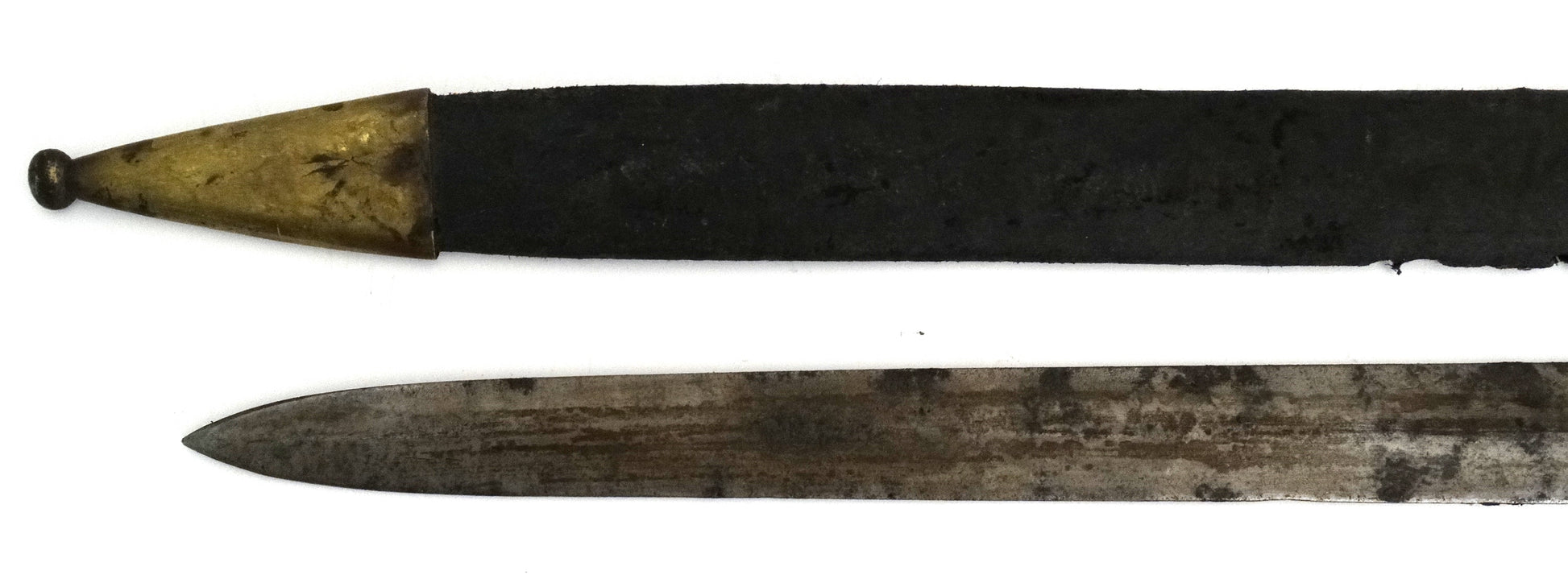 Glaive pompier modèle 1831 avec fourreau. Zoom sur pointe de lame et corps de fourreau coté gauche.