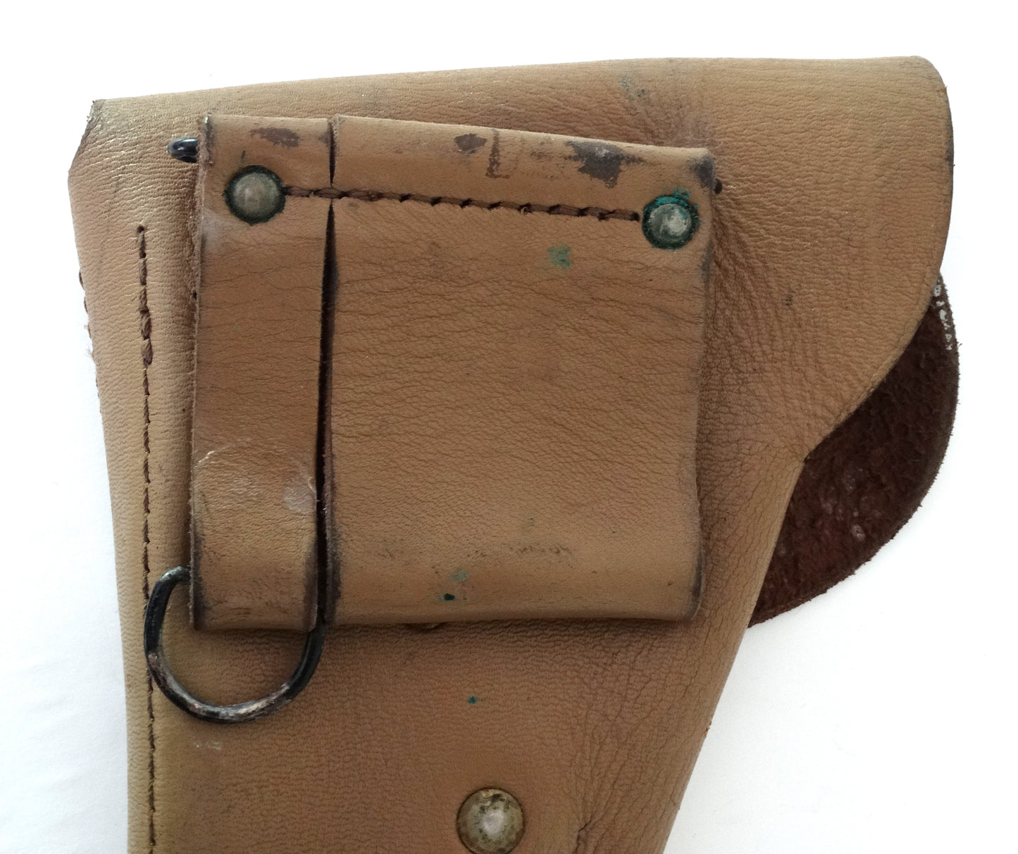 Holster PAMAC 2ème Type – Cuir Fauve.
Zoom sur système de fixation