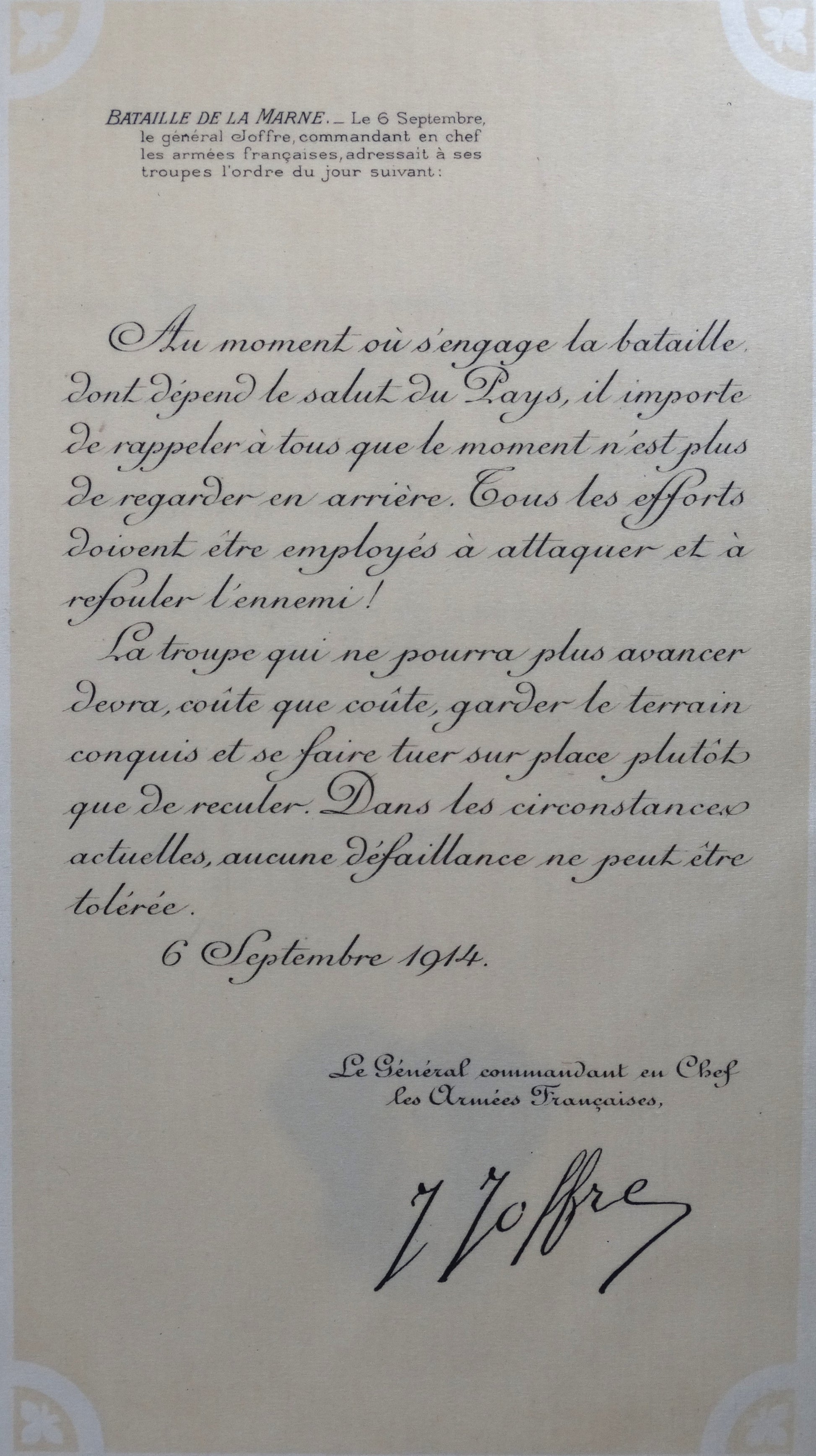 Hommage au Généralissime Joffre sur soie imprimée • Estampe commémorative ancienne. Zoom sur discourt du 6 septembre 1914 et sa signature. Bataille de la Marne.