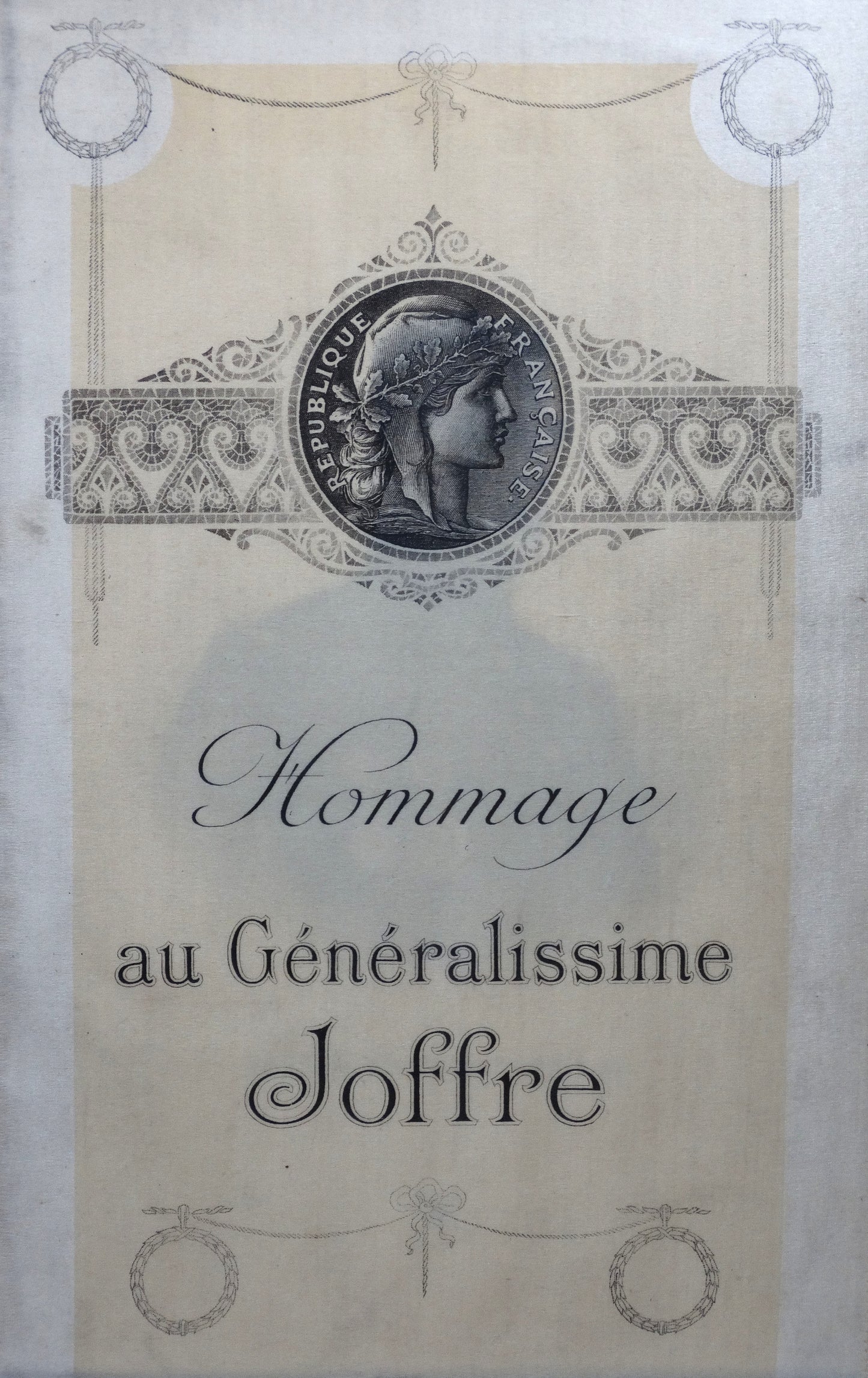 Hommage au Généralissime Joffre sur soie imprimée • Estampe commémorative ancienne. Zoom de Marianne imprimée sur soie.