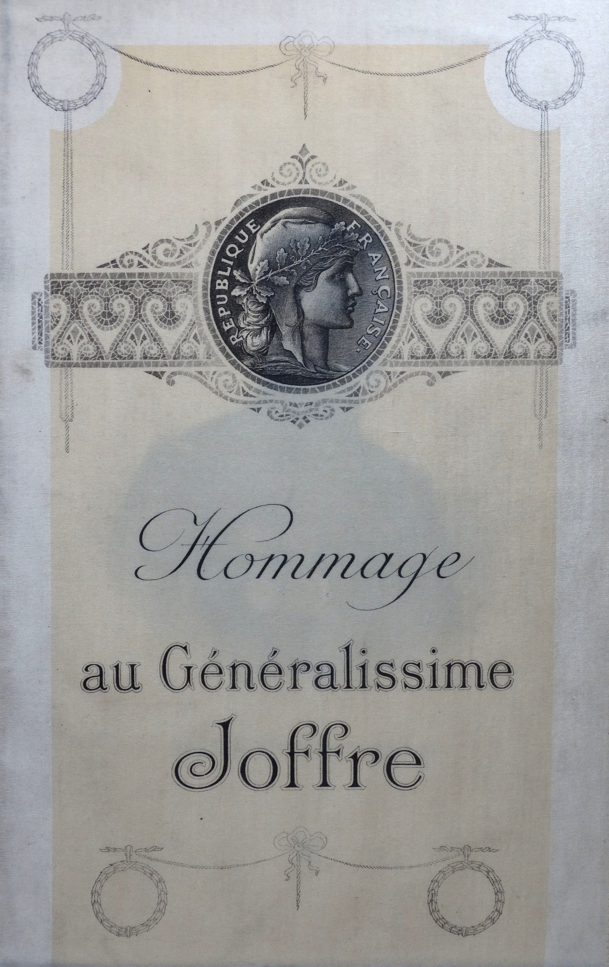 Hommage au Généralissime Joffre sur soie imprimée • Estampe commémorative ancienne. Zoom de Marianne imprimée sur soie.