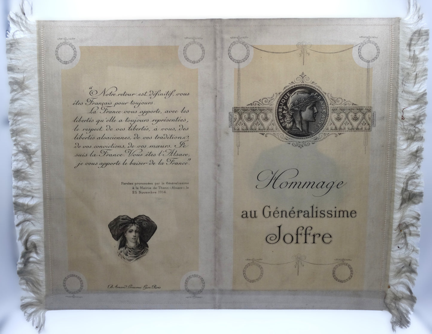 Hommage au Généralissime Joffre sur soie imprimée • Estampe commémorative ancienne. Discours du 25 novembre 1914 Alsace.