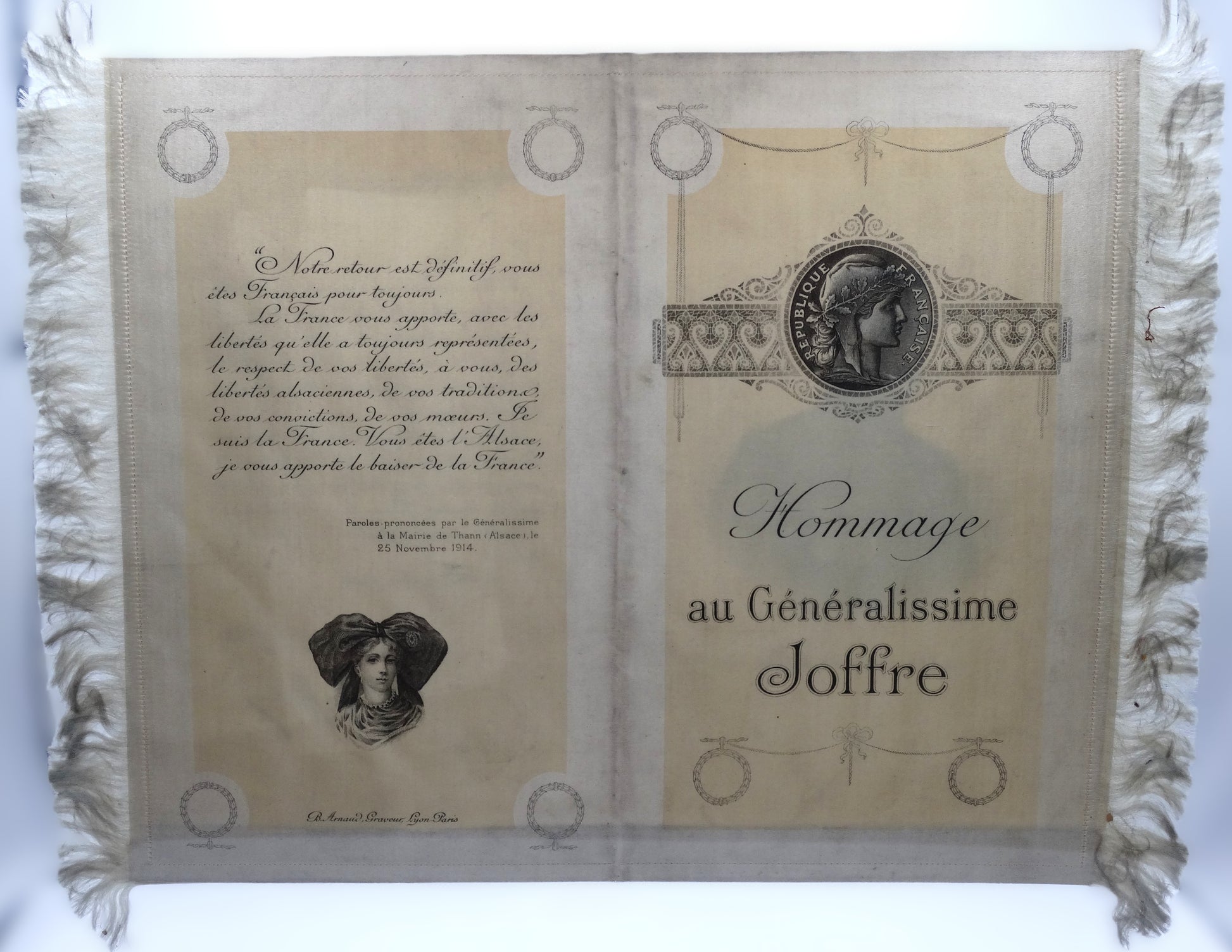 Hommage au Généralissime Joffre sur soie imprimée • Estampe commémorative ancienne. Discours du 25 novembre 1914 Alsace.
