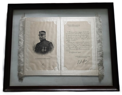 Hommage au Généralissime Joffre sur soie imprimée • Estampe commémorative ancienne.
Vue du Généralissime Joffre et son discourt du 6 septembre 1914.