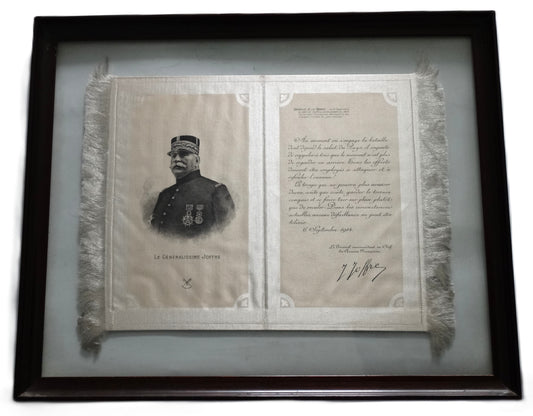 Hommage au Généralissime Joffre sur soie imprimée • Estampe commémorative ancienne.
Vue du Généralissime Joffre et son discourt du 6 septembre 1914.