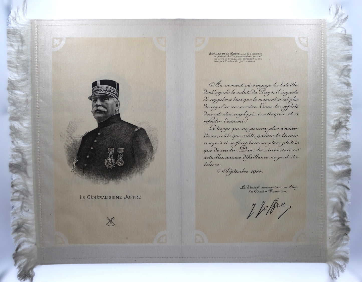 Hommage au Généralissime Joffre sur soie imprimée • Estampe commémorative ancienne. Zoom sur soie, Joffre et son discours du 6 septembre 1914.
