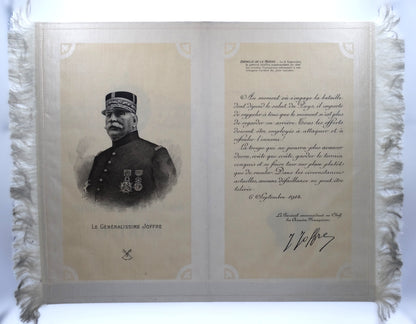 Hommage au Généralissime Joffre sur soie imprimée • Estampe commémorative ancienne. Zoom sur soie, Joffre et son discours du 6 septembre 1914.
