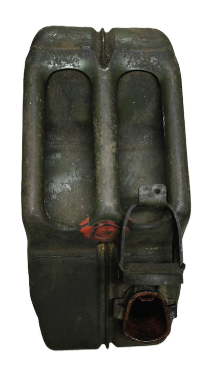 Jerrican anglais WW2 daté 1943 – Bidon militaire britannique Seconde Guerre mondiale.
Vue intégral du dessus.