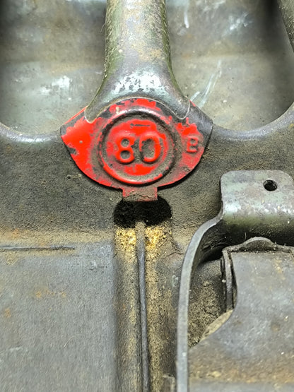 Jerrican anglais WW2 daté 1943 – Bidon militaire britannique Seconde Guerre mondiale.
Zoom sur marquage taux octane.