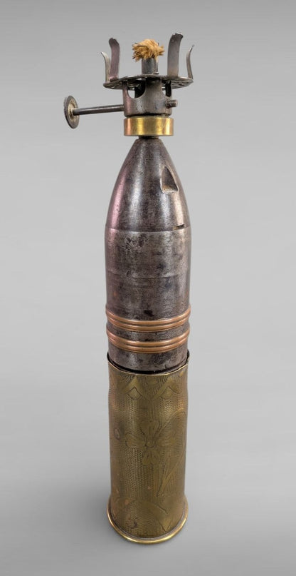 Lampe à pétrole douille et obus – Trench Art Première Guerre mondiale – objet de poilu.
Vue artistique de face.