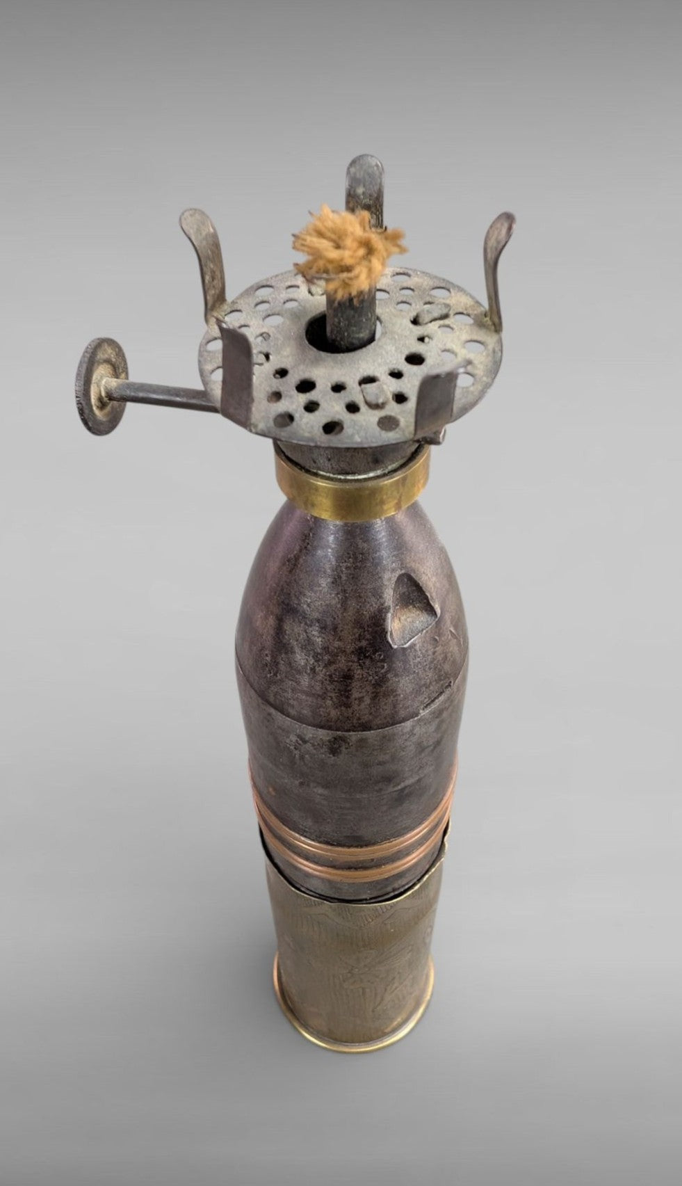 Lampe à pétrole douille et obus – Trench Art Première Guerre mondiale – objet de poilu.
Vue artistique du dessus.