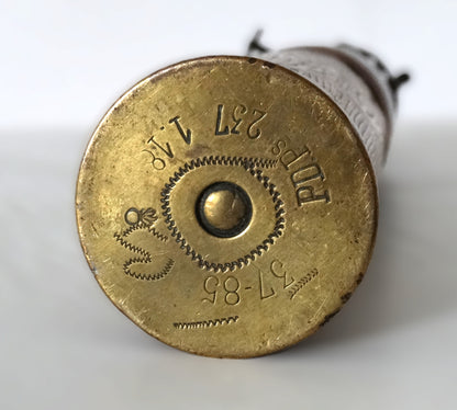 Lampe à pétrole douille et obus – Trench Art Première Guerre mondiale – objet de poilu.
Vue du dessous avec marquage et amorce.