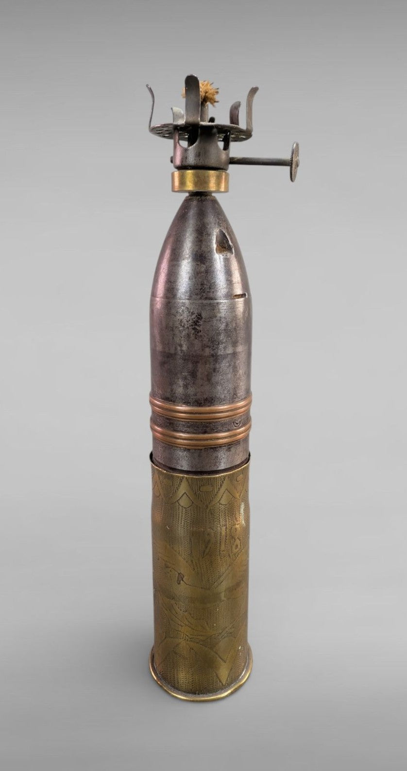 Lampe à pétrole douille et obus – Trench Art Première Guerre mondiale – objet de poilu.
Vue artistique de face 2