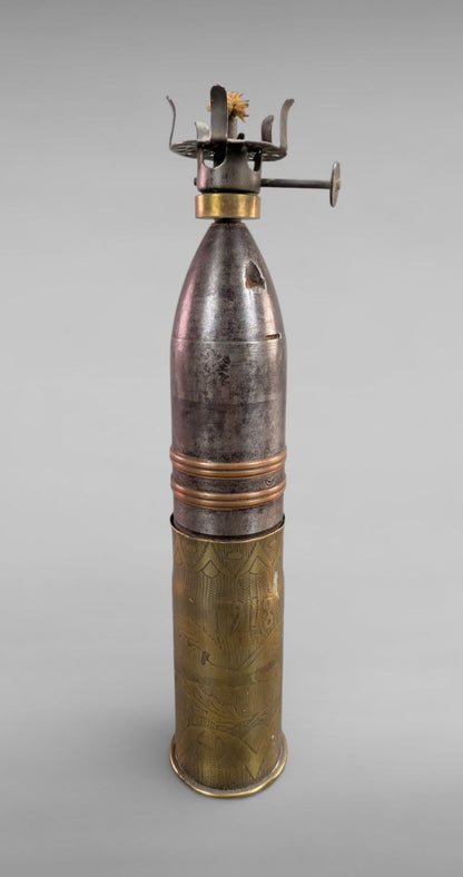 Lampe à pétrole douille et obus – Trench Art Première Guerre mondiale – objet de poilu.
Vue artistique de face 2