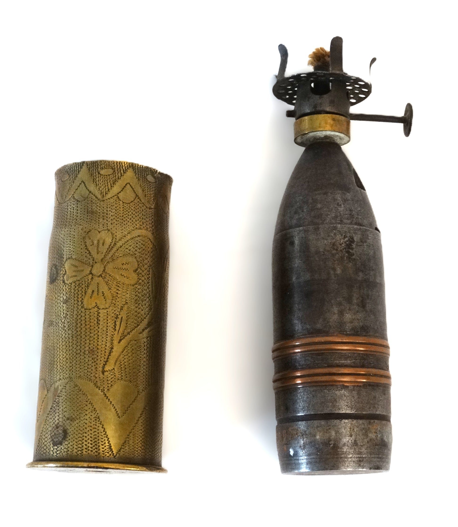 Lampe à pétrole douille et obus – Trench Art Première Guerre mondiale – objet de poilu.
Vue intégrale en 2 parties, face A.