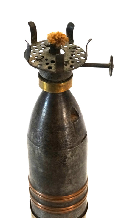 Lampe à pétrole douille et obus – Trench Art Première Guerre mondiale – objet de poilu.
Vue du dessus, mèche. 