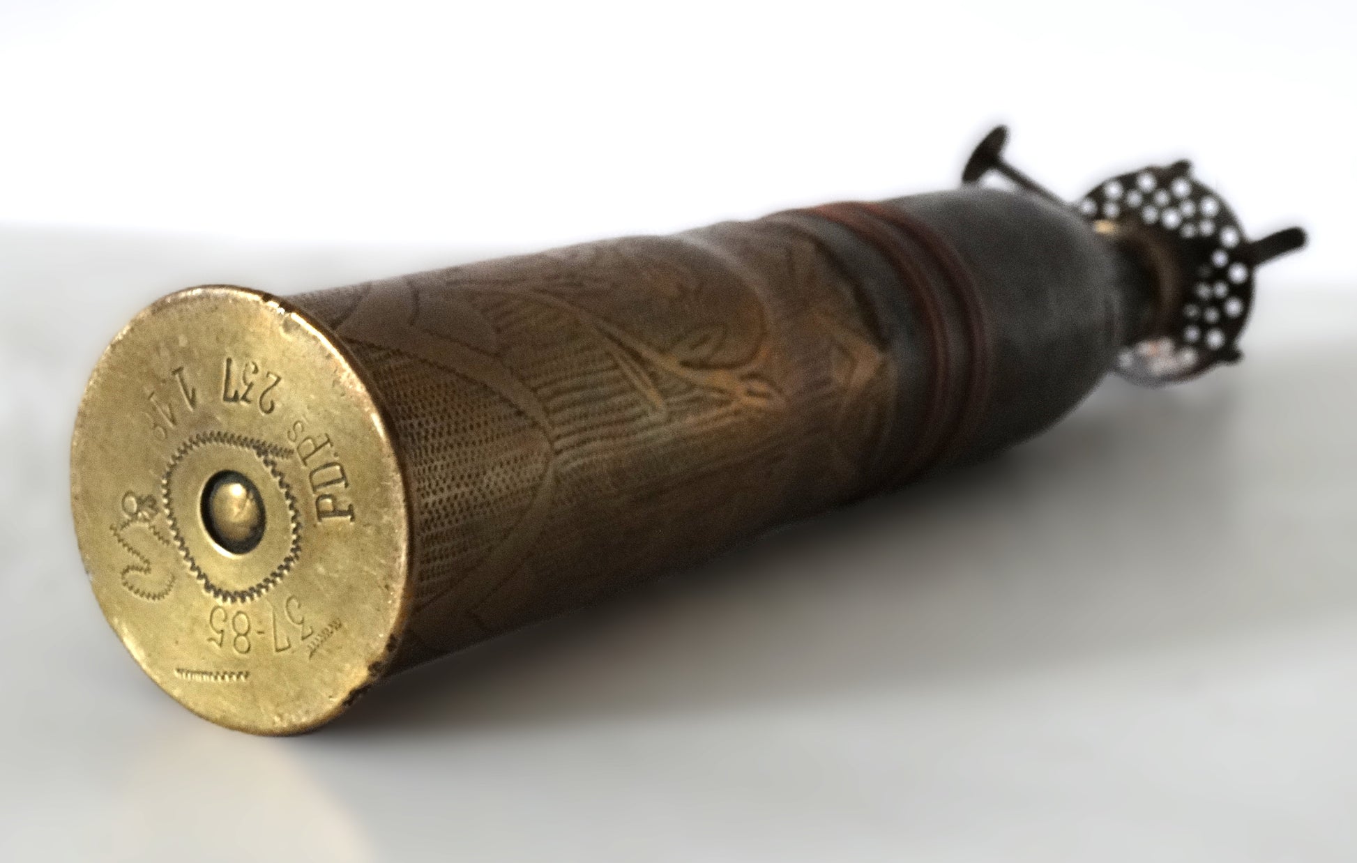 Lampe à pétrole douille et obus – Trench Art Première Guerre mondiale – objet de poilu.
Vue intégrale du dessous.
