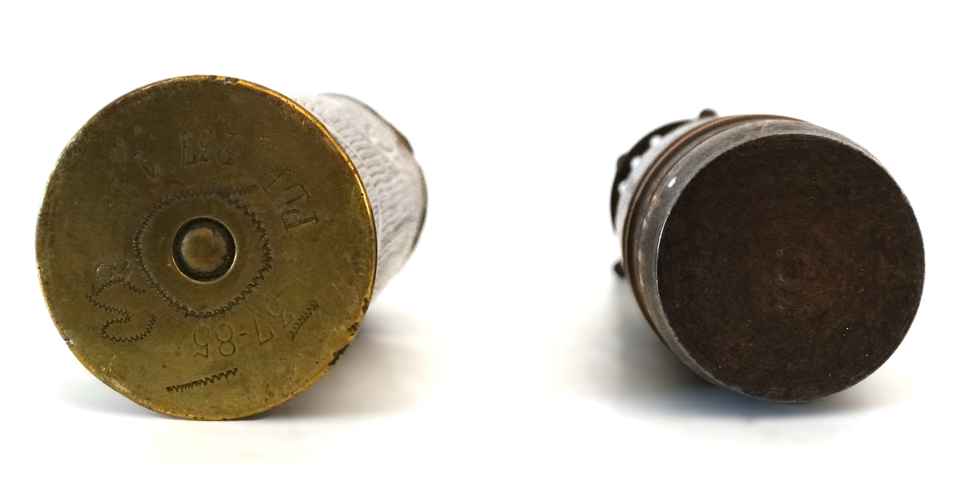 Lampe à pétrole douille et obus – Trench Art Première Guerre mondiale – objet de poilu.
Vue en 2 partie du dessous.