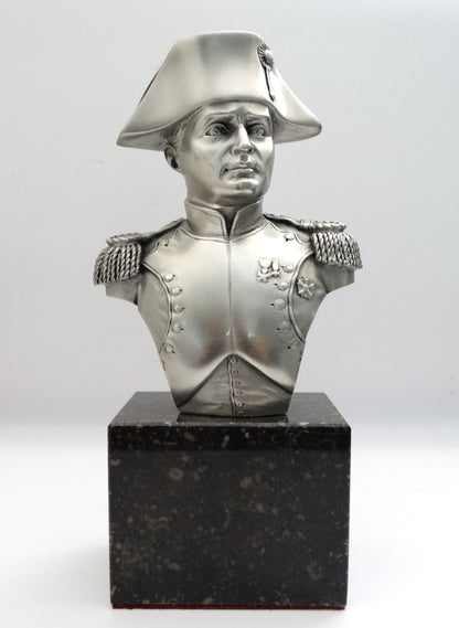 Le buste de l’Empereur Napoléon Ier - Les étains du prince. Vue intégrale de face.