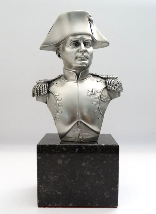 Le buste de l’Empereur Napoléon Ier - Les étains du prince. Vue intégrale de face.
